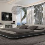 Moderna postelja z ambientalno osvetljavo