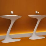 Umivalnik z ravnotežjem