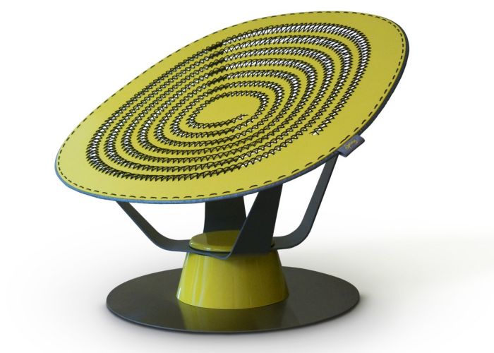 Fotelj podoben satelitskemu krožniku